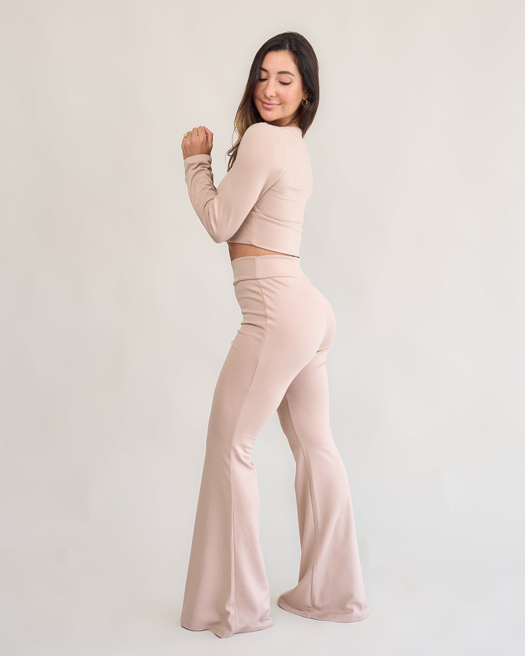 Calça flare bliss areia feminina look lateral blusa transpassada manga longa areia caimento flare