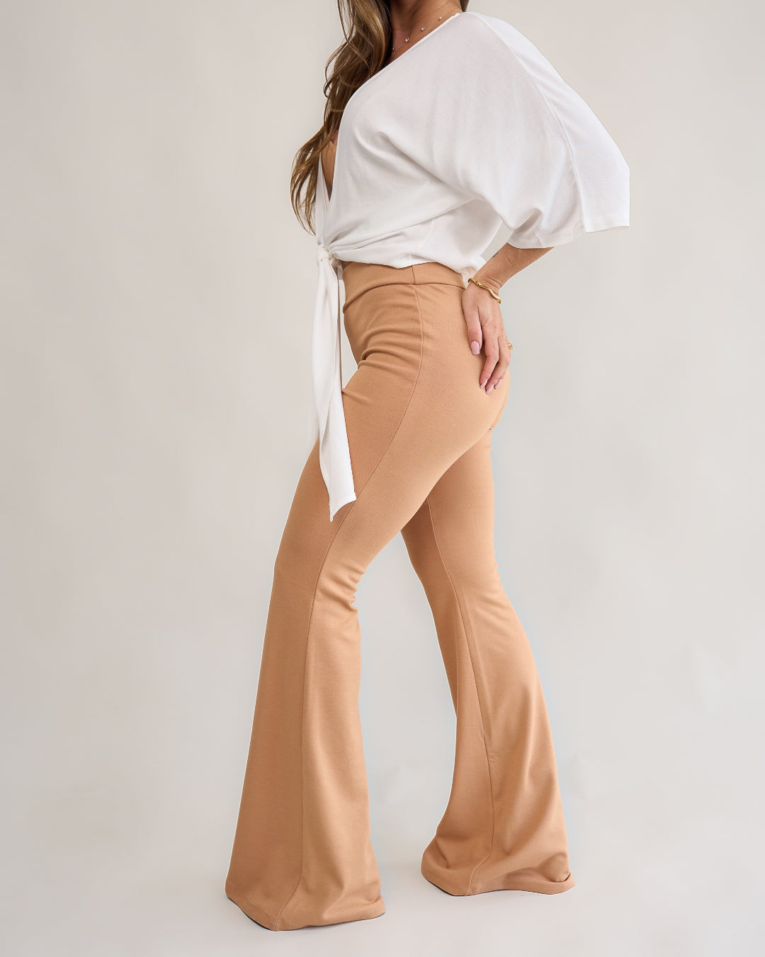 Calça flare capuccino feminina look lateral camisa branca amarrada cós duplo