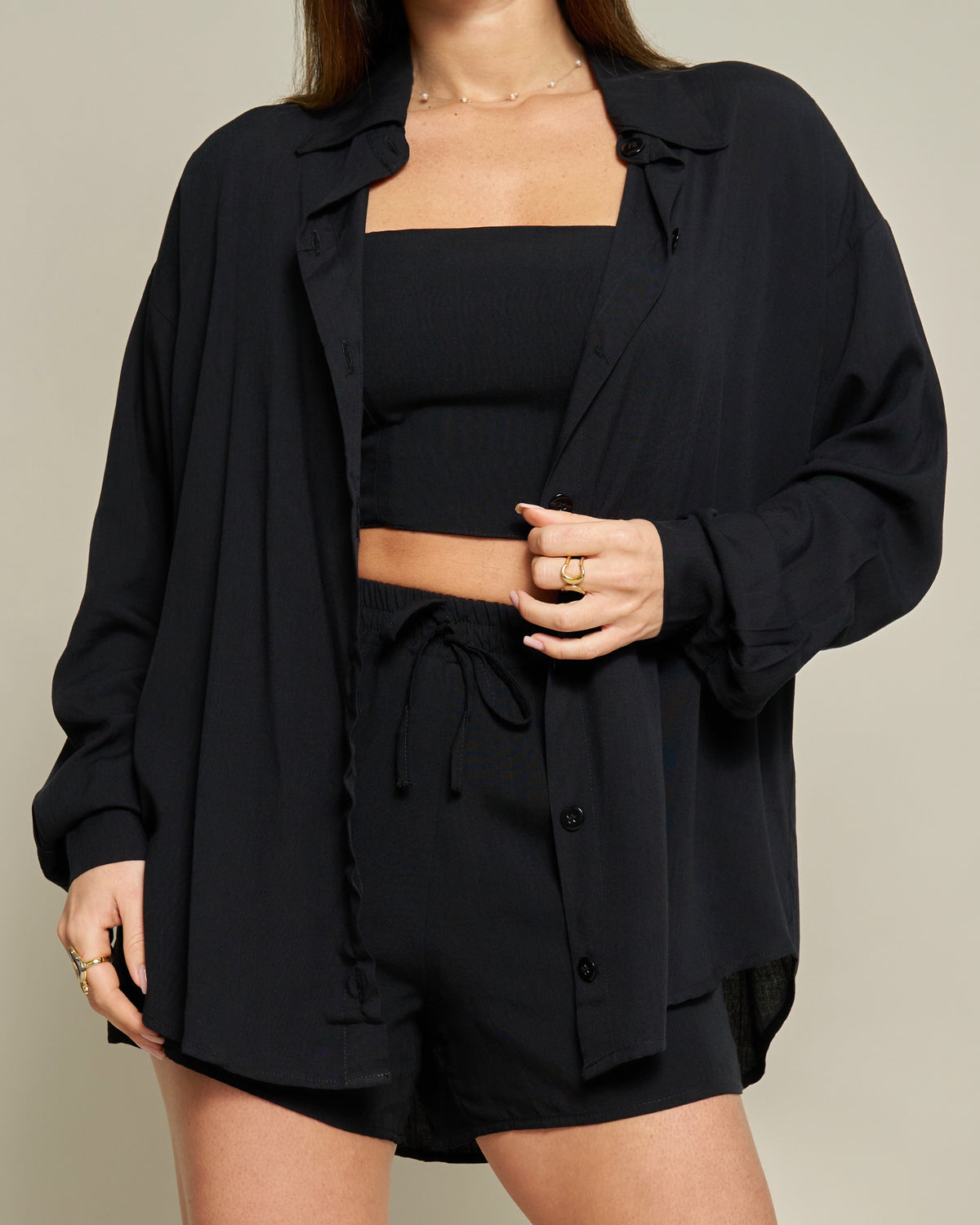 Short com bolsos Viscolinho Preto