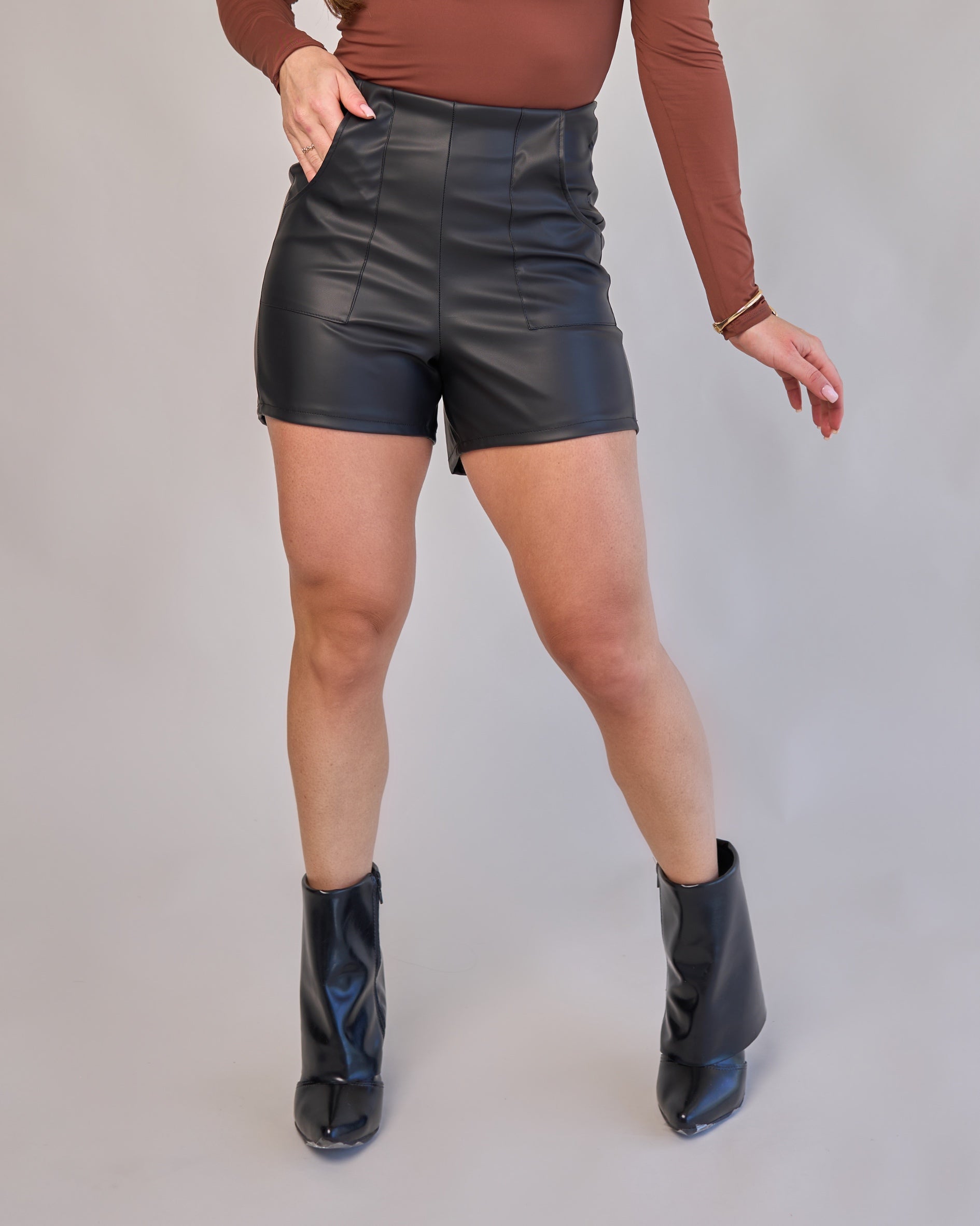 Short Leather Preto