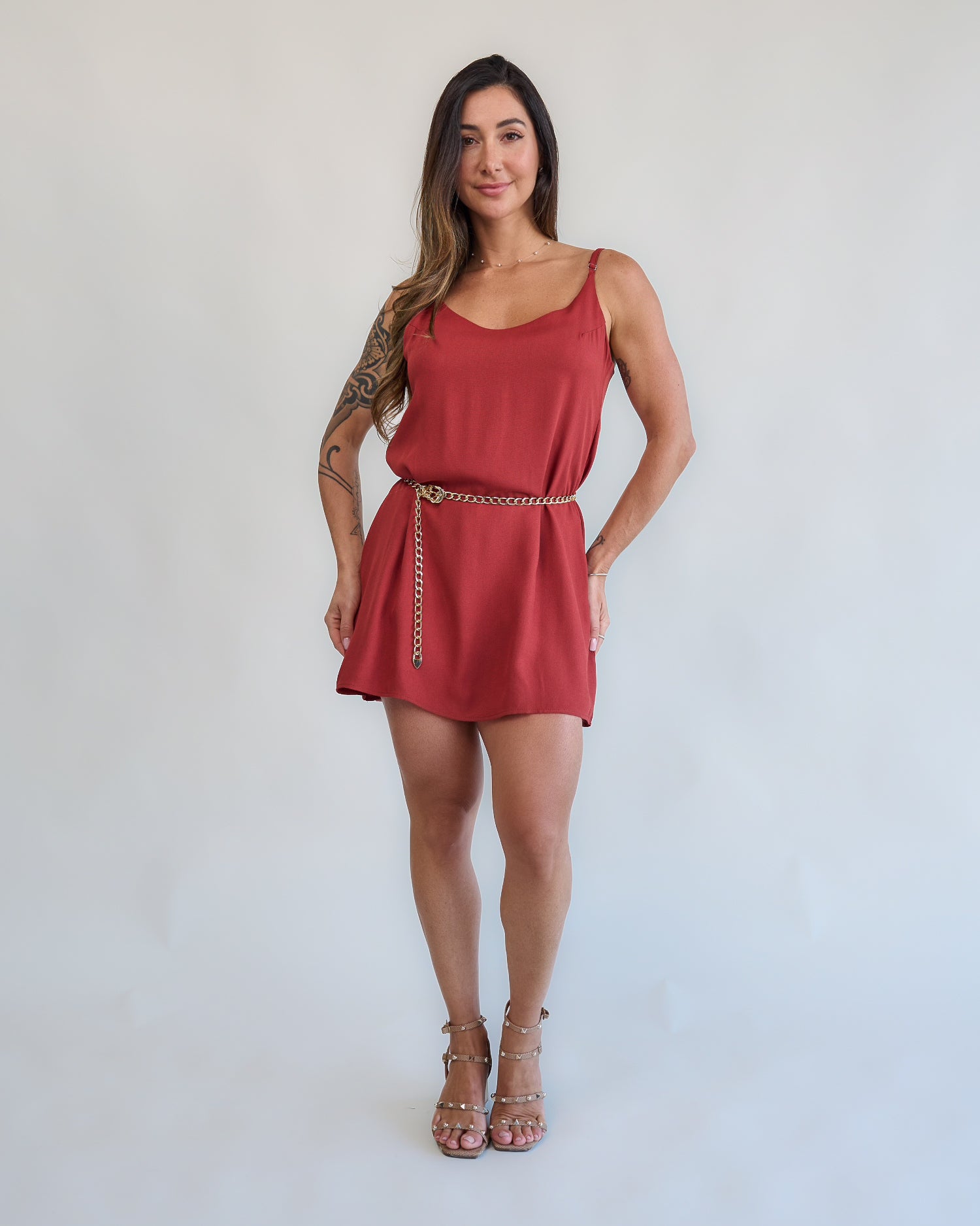 Vestido terra cota curto feminino look corpo inteiro frontal com cinto