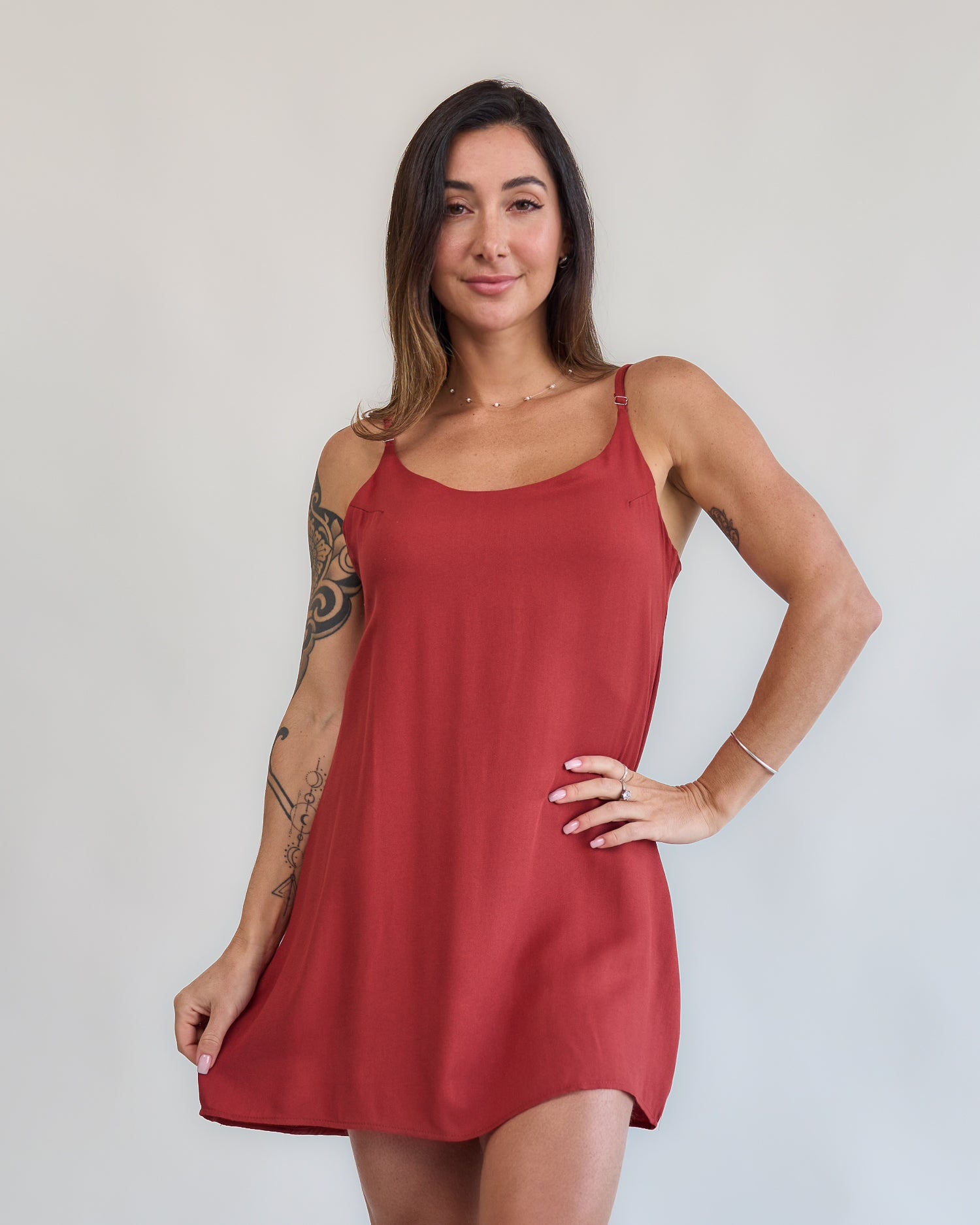 Vestido macaquinho terra cota look completo corpo inteiro frontal