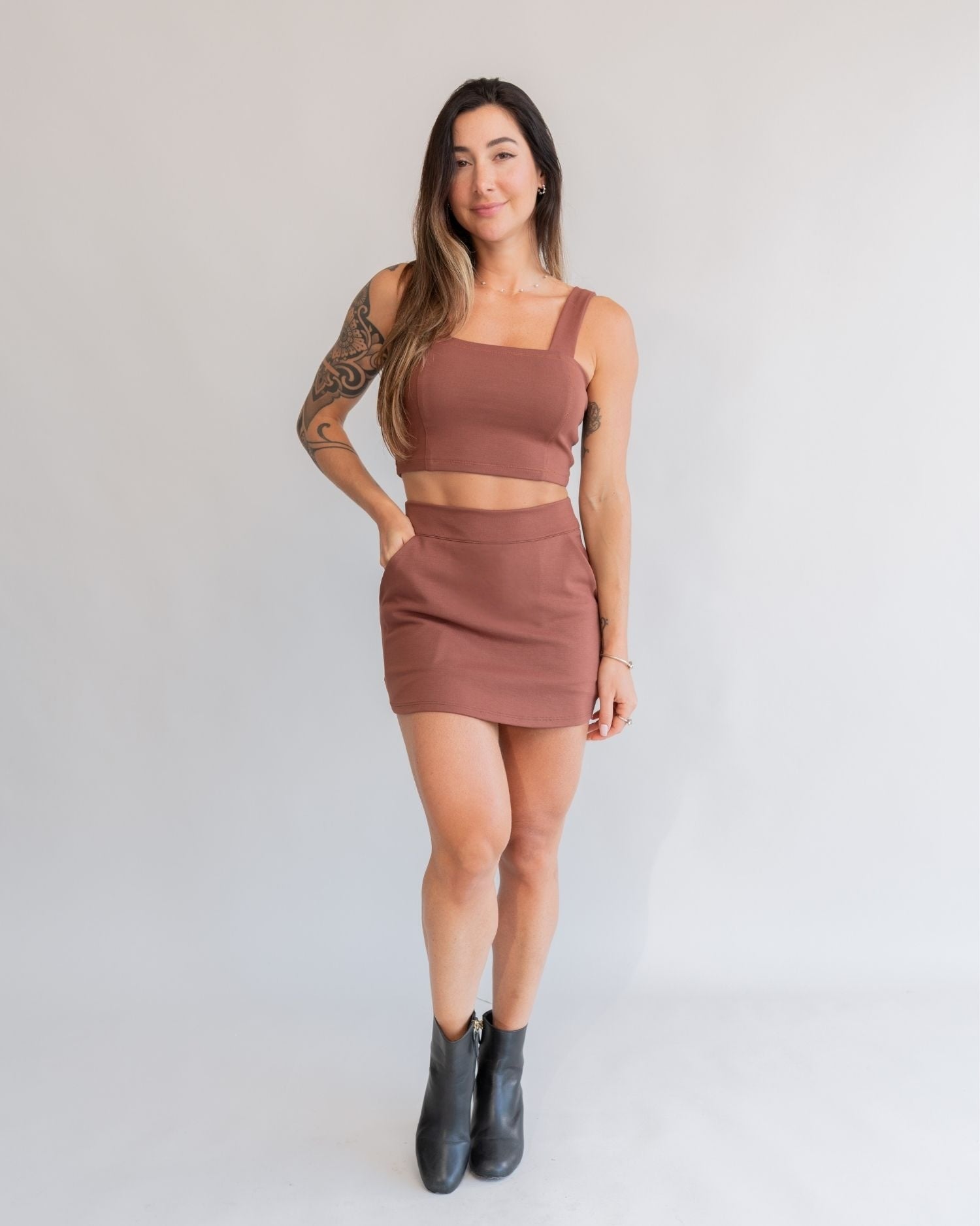 Saia curta marrom feminino look completo frontal cintura alta