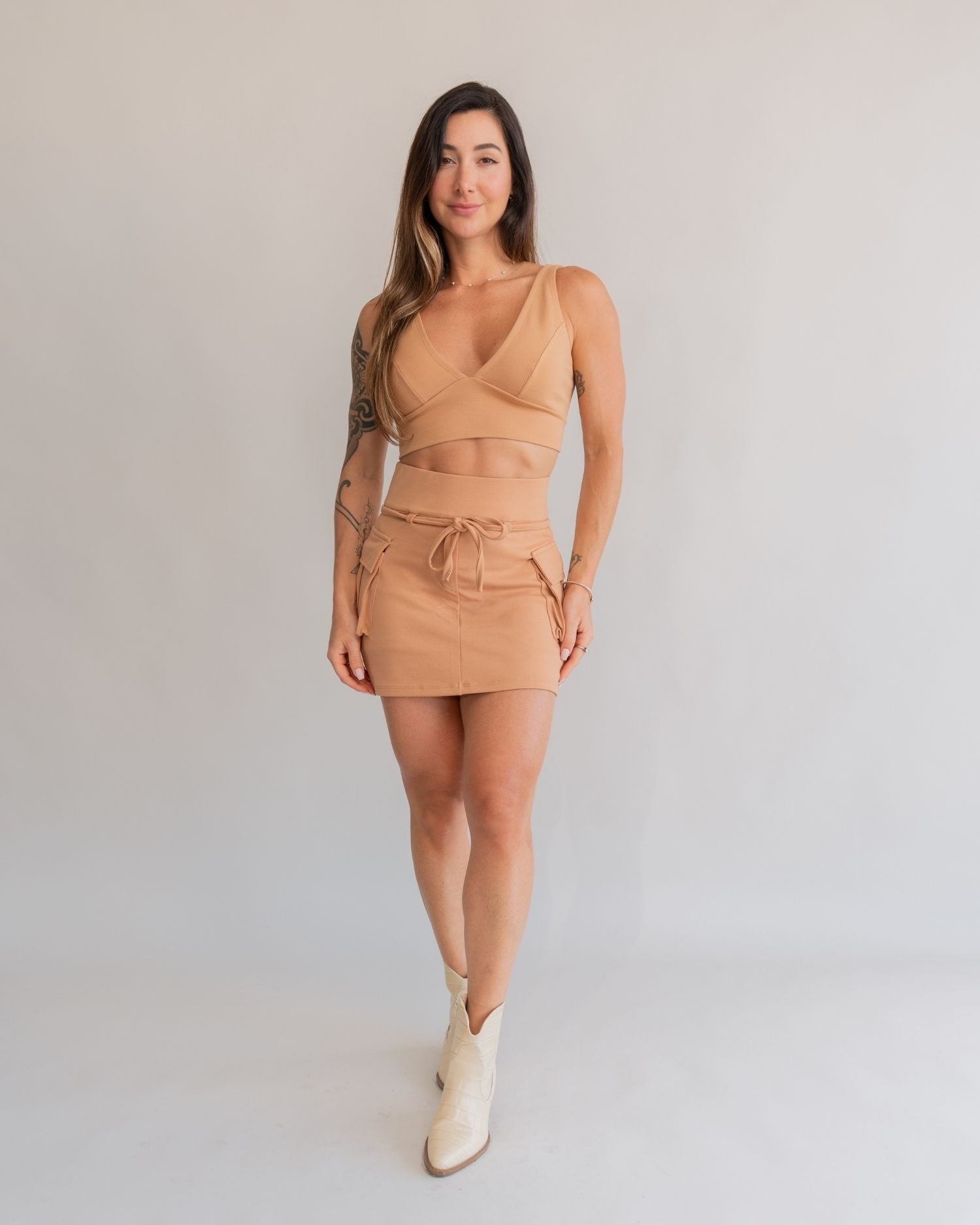 Saia curta cargo capuccino feminino look completo corpo inteiro conjunto top cargo bota cano curto branca