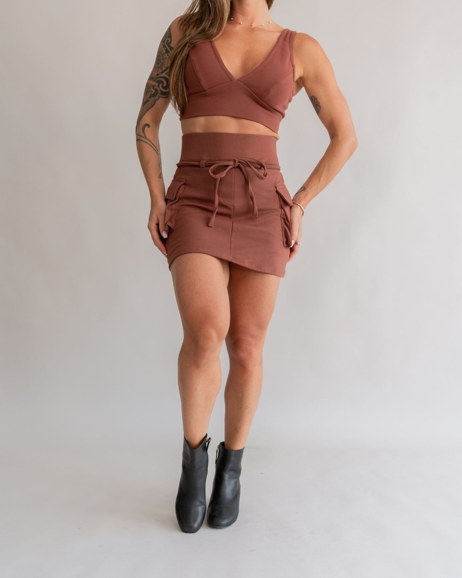 Short saia cargo marrom feminino look completo corpo inteiro conjunto top bliss bota