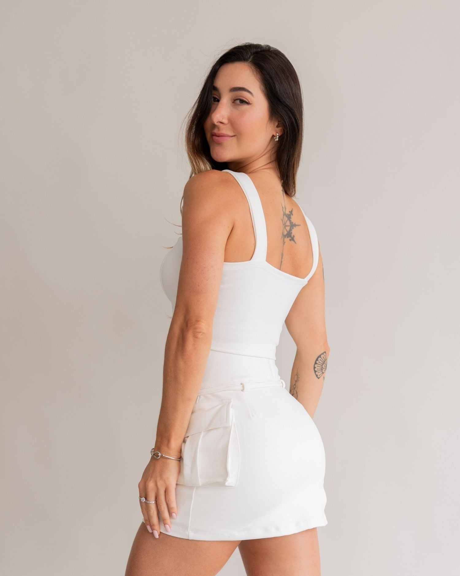 Saia curta cargo branca feminino look lateral costas bolso cargo top cargo off white