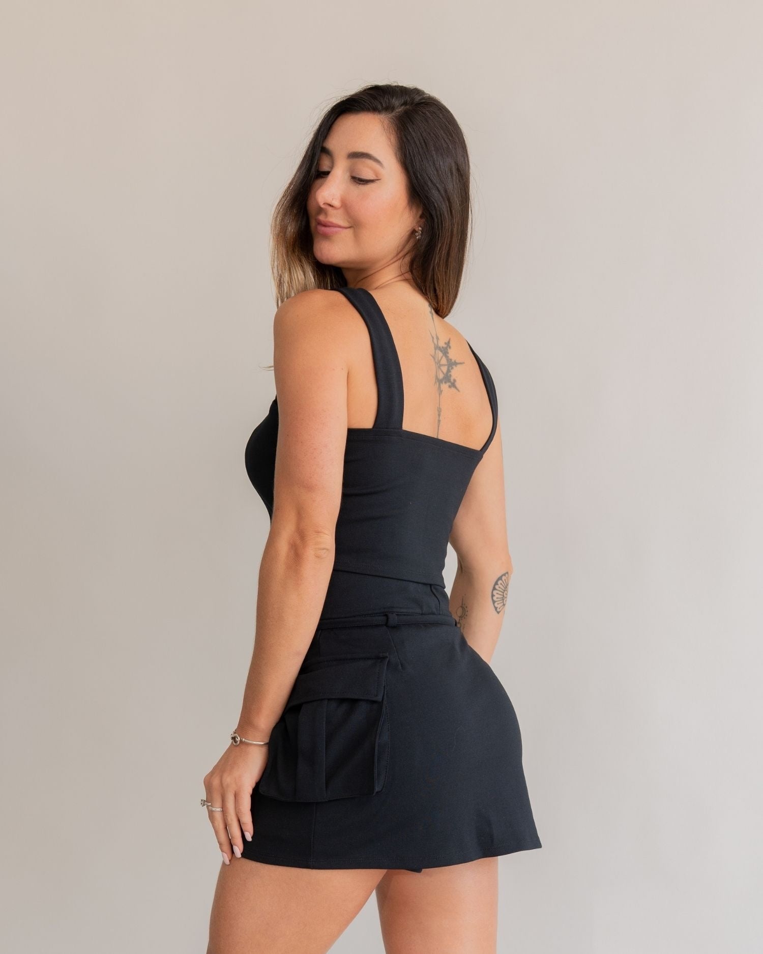 Saia curta cargo preta feminino costas modelagem saia atrás bolso lateral top cargo preto