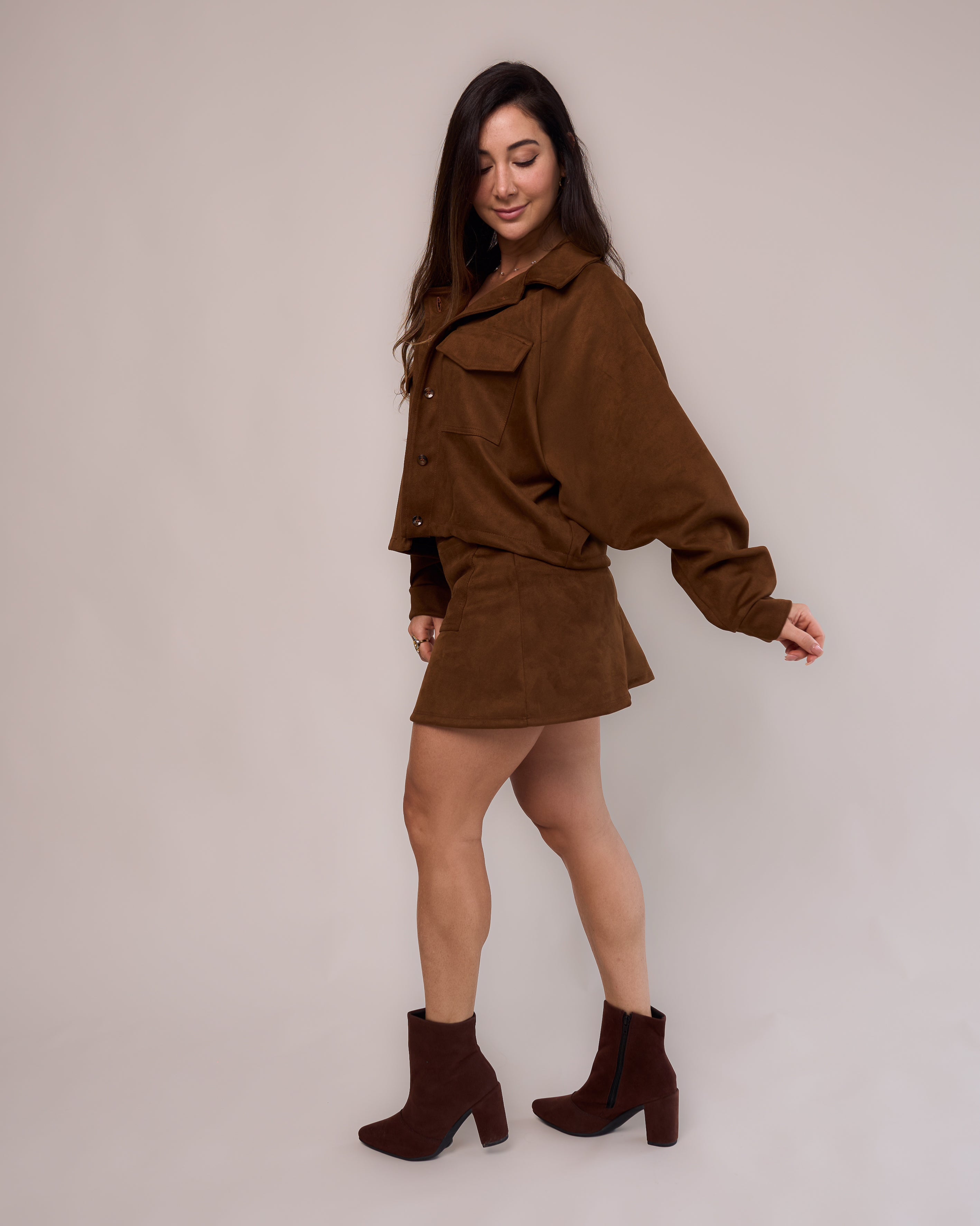 Short saia suede caramelo feminino conjunto jaqueta over suede caramelo look completo bota
