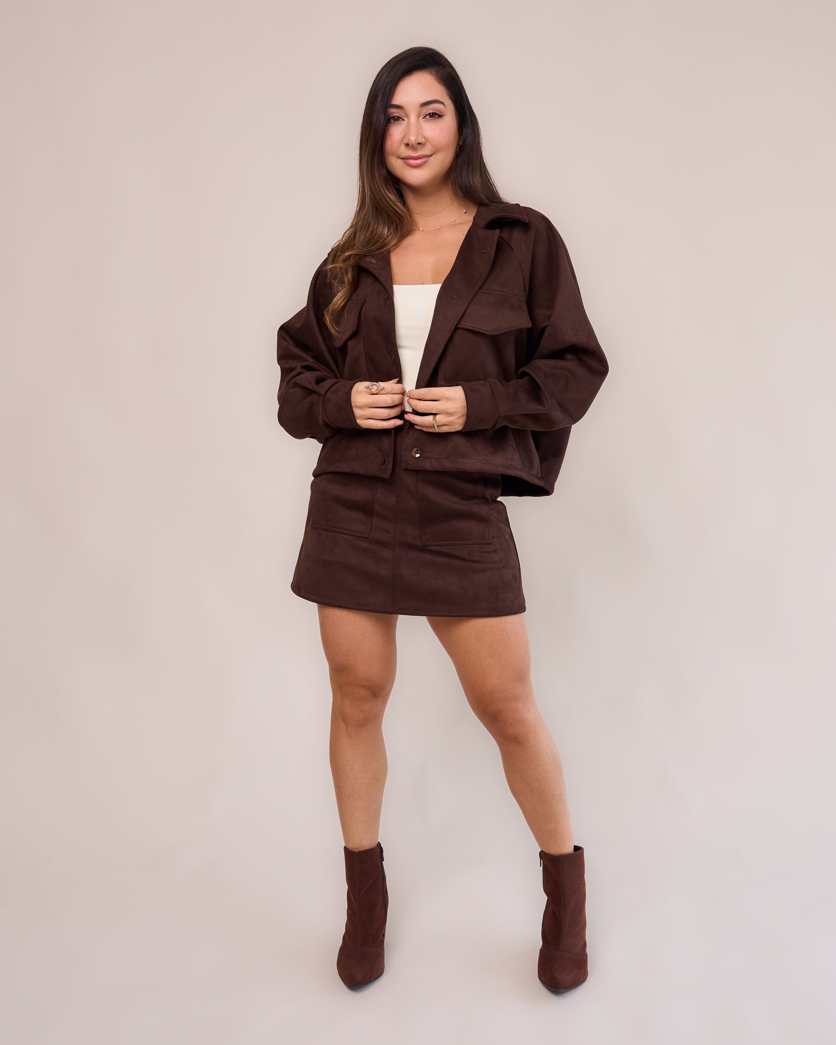 Saia curta suede marrom feminino conjunto jaqueta over suede marrom look completo