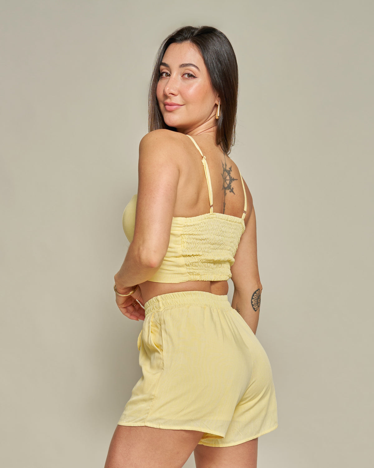 Short com bolsos Viscolinho Amarelo
