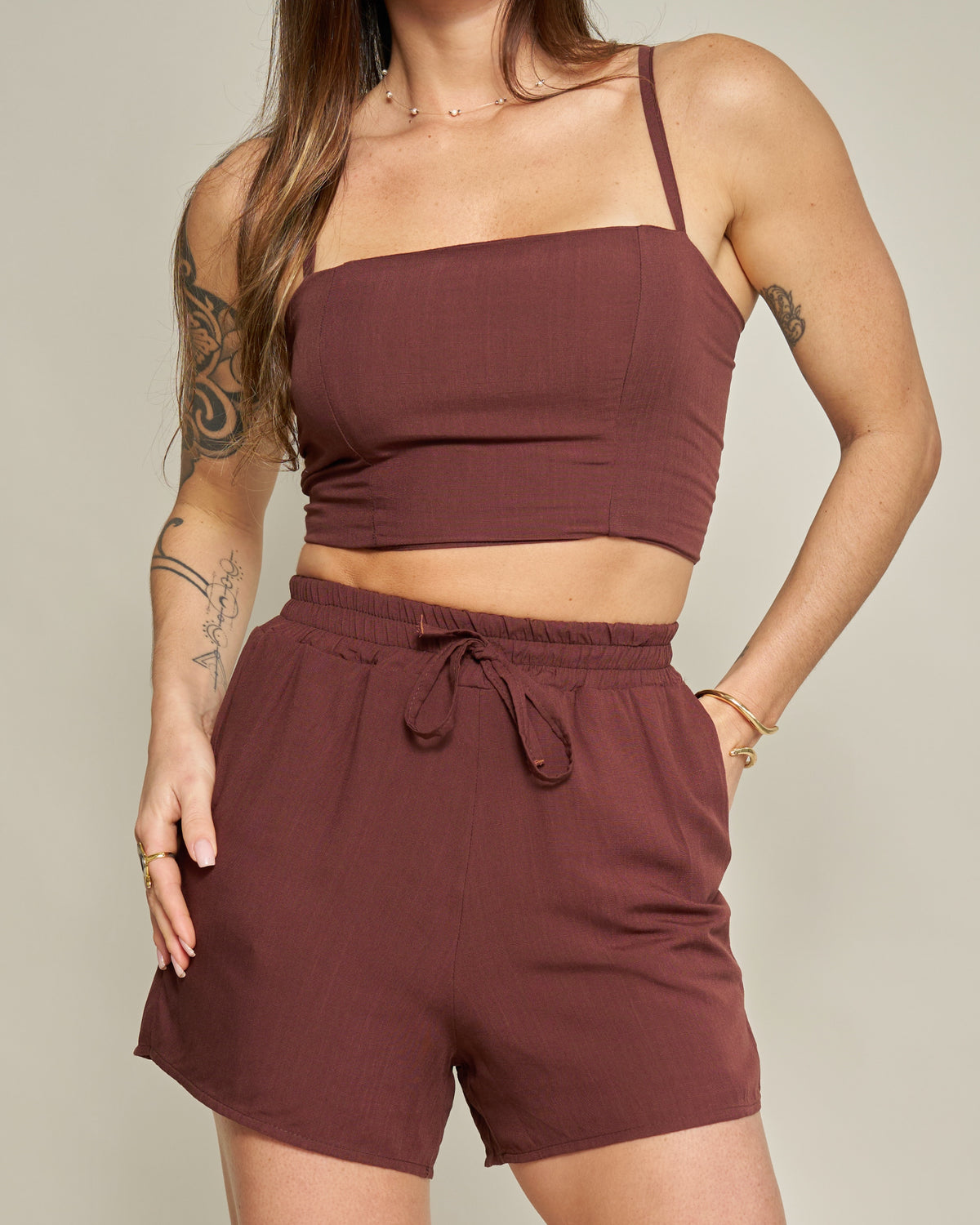 Short com bolsos Viscolinho Marrom