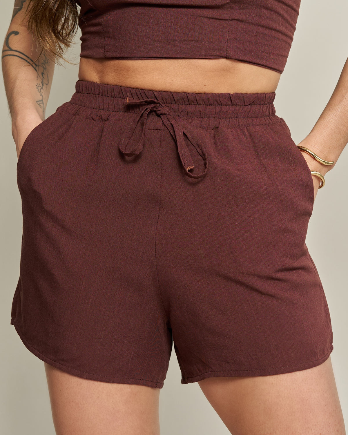 Short com bolsos Viscolinho Marrom