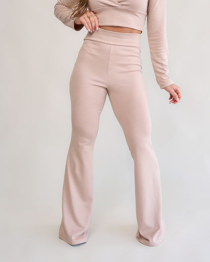 Calça flare bliss areia feminina frente cintura alta cós duplo blusa transpassada areia