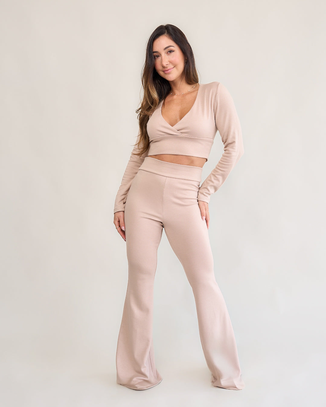 Calça flare areia feminina look completo corpo inteiro blusa transpassada manga longa areia sorrindo