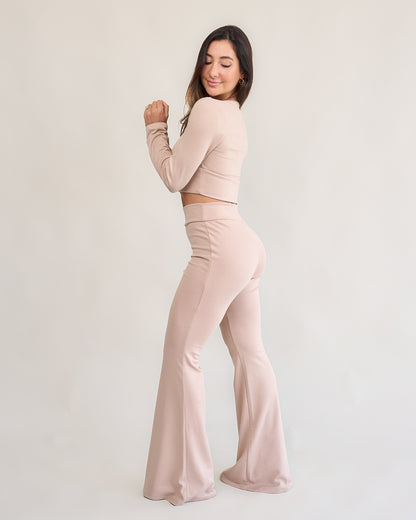Calça flare bliss areia feminina look lateral blusa transpassada manga longa areia caimento flare