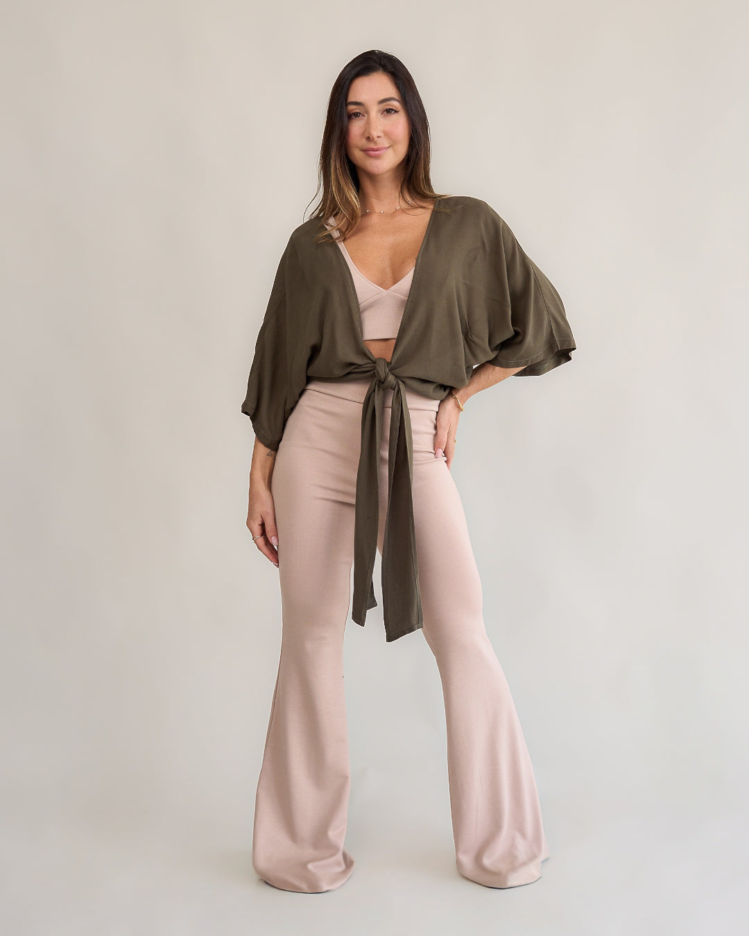 Calça flare areia feminina look completo corpo inteiro camisa amarração verde militar