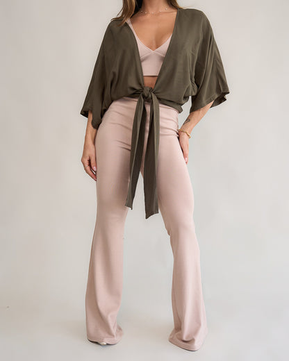 Calça flare bliss areia feminina look lateral camisa amarração verde militar contraste