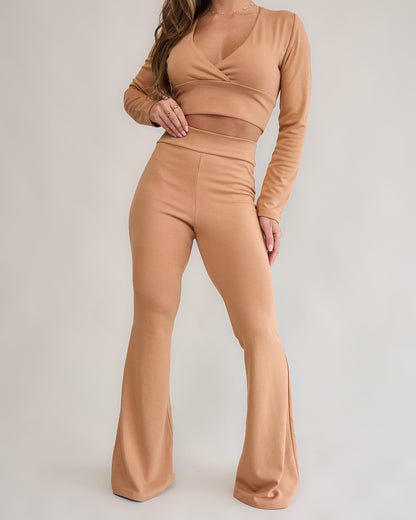Calça flare bliss capuccino feminina look lateral blusa transpassada manga longa capuccino