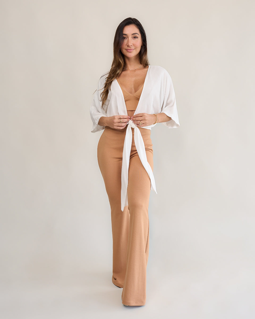 Calça flare bliss capuccino feminina look completo corpo inteiro camisa amarração branca