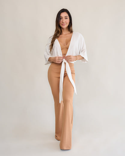 Calça flare bliss capuccino feminina look completo corpo inteiro camisa amarração branca