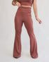 Calça flare marrom feminina cintura alta cós duplo vista frontal