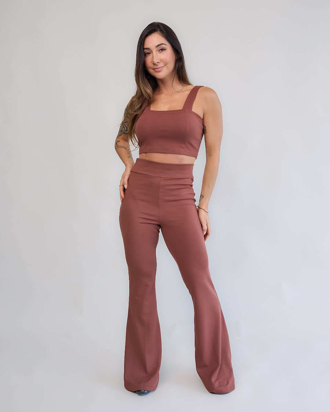 Calça flare marrom feminina com top alça larga marrom look completo