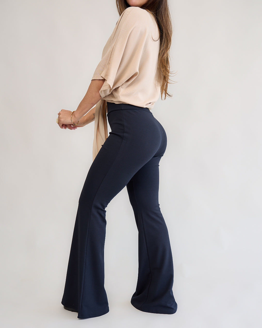 Calça flare bliss preta feminina look lateral camisa amarração bege