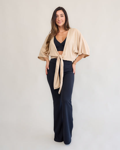 Calça flare bliss preta feminina look completo corpo inteiro camisa amarração bege