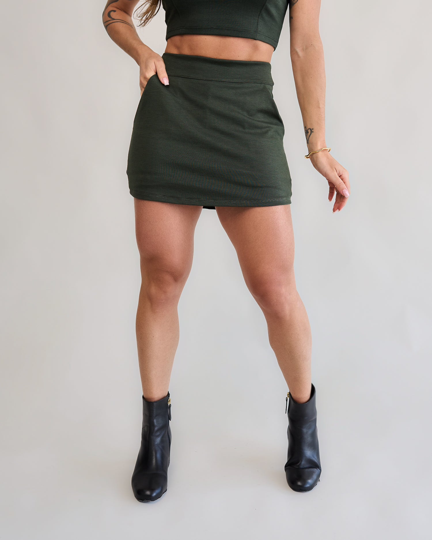 Short Saia Bliss Verde Militar (saia atrás)