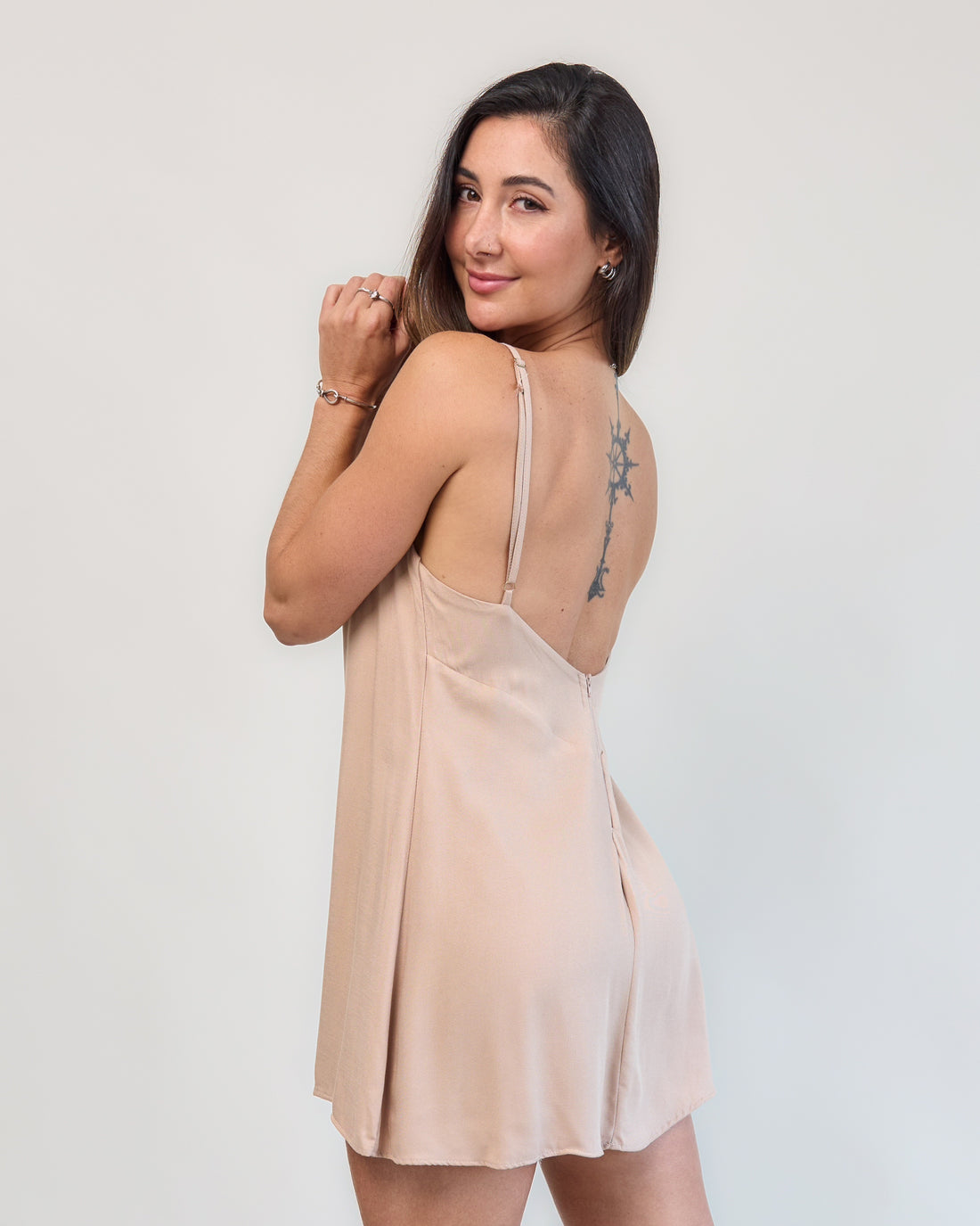 Vestido macaquinho capuccino costas decote aberto alças finas