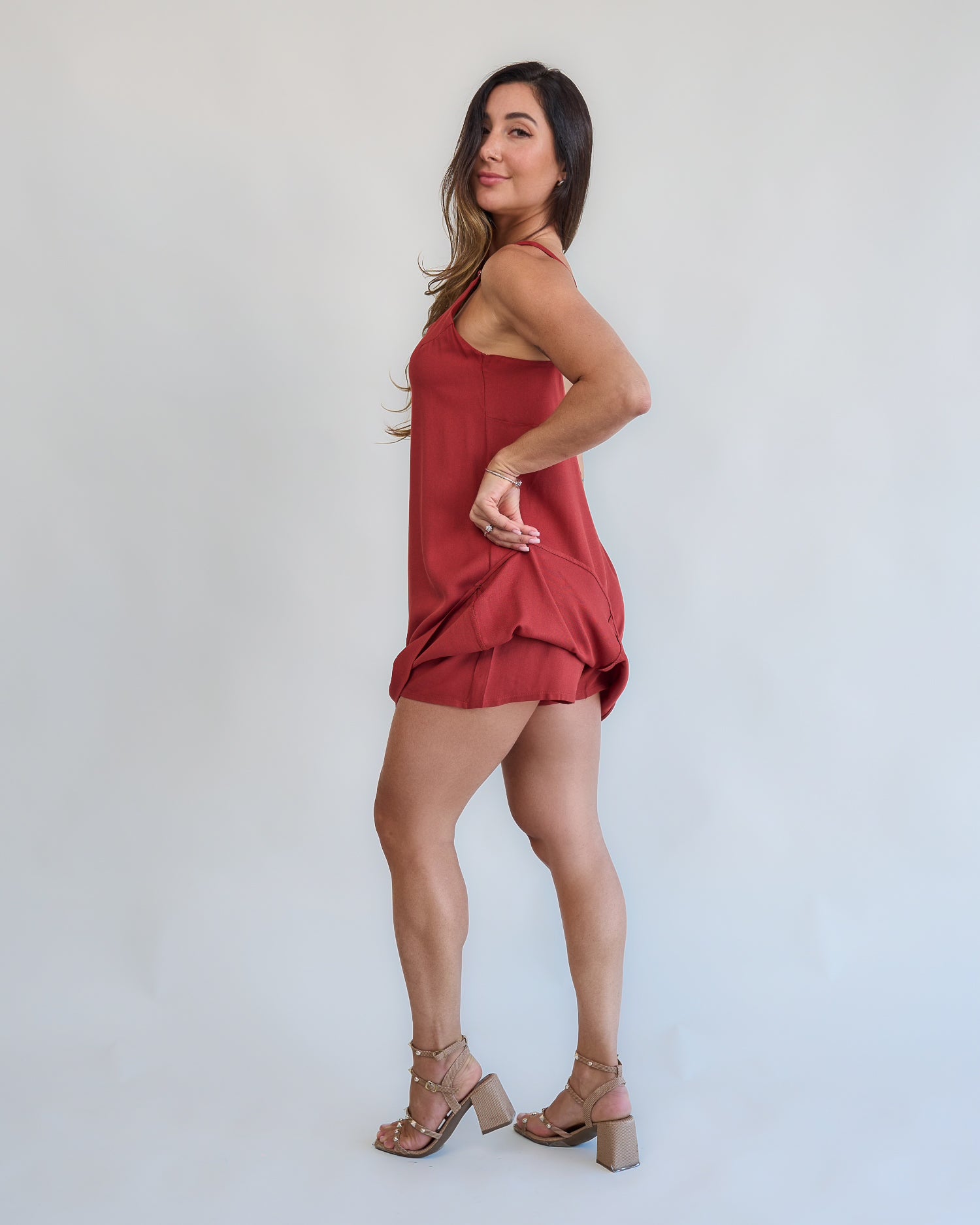 Vestido macaquinho terra cota look completo lateral feminino
