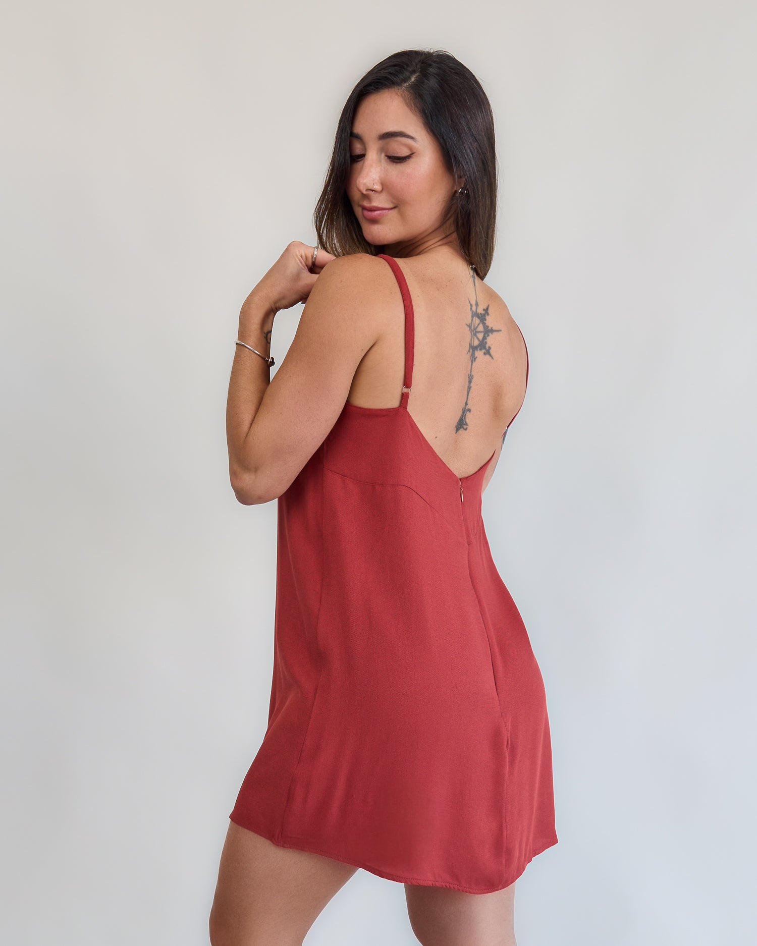 Vestido macaquinho terra cota costas decote aberto alças finas
