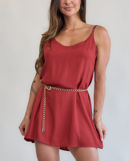 Vestido terra cota curto feminino look corpo inteiro frontal com cinto dourado