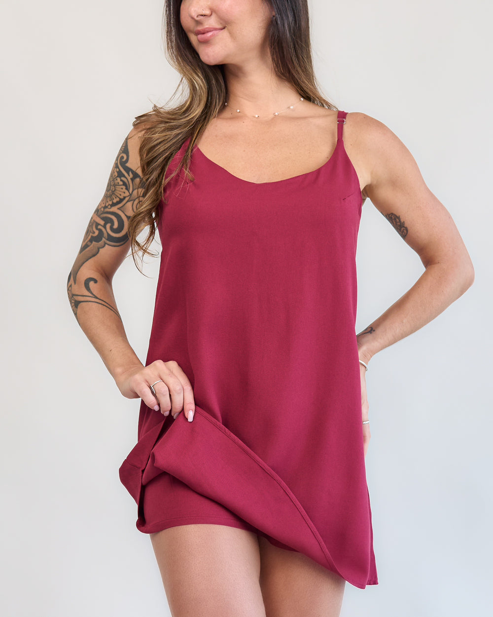 Vestido vinho curto short embutido por baixo detalhe