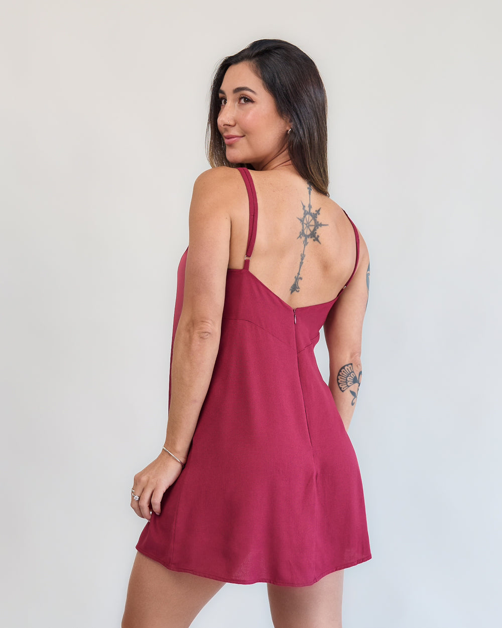 Vestido macaquinho vinho costas decote aberto alças finas