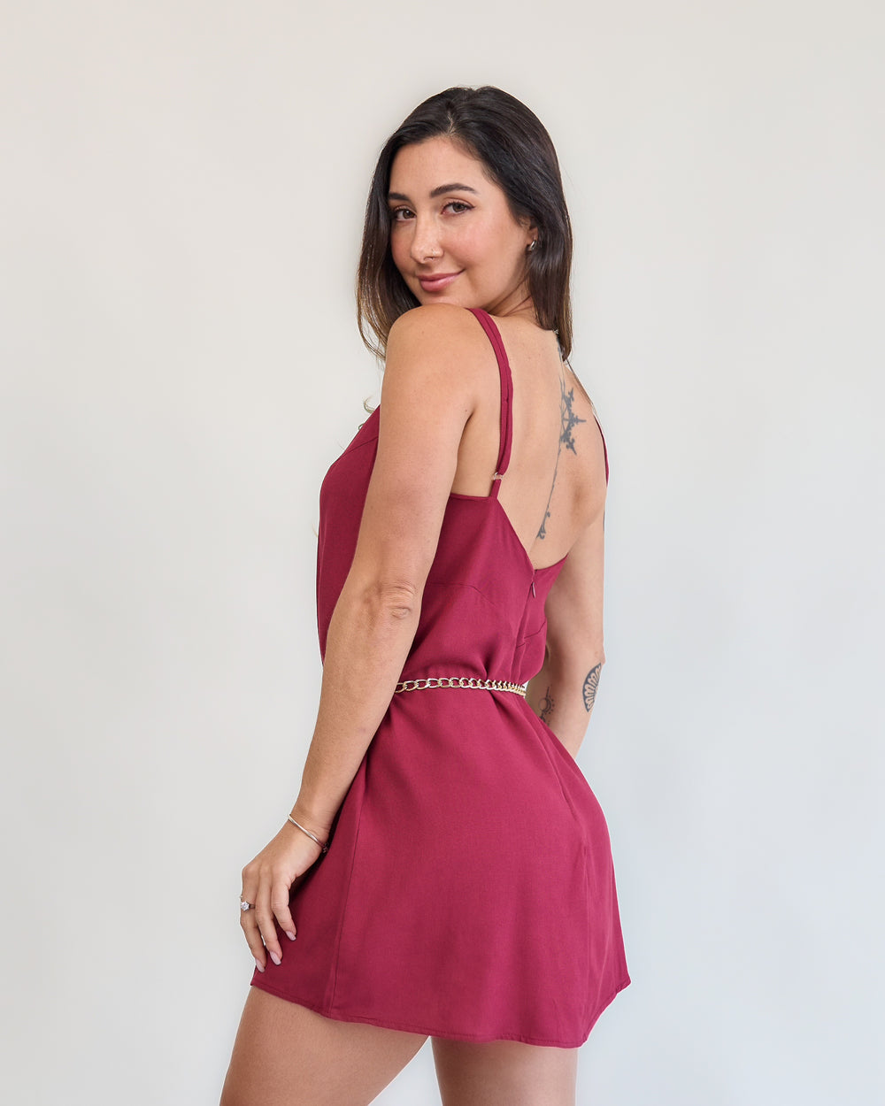 Vestido vinho curto com cinto look casual feminino