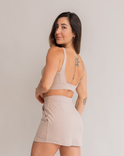 Saia curta areia feminino costas caimento encorpado look completo