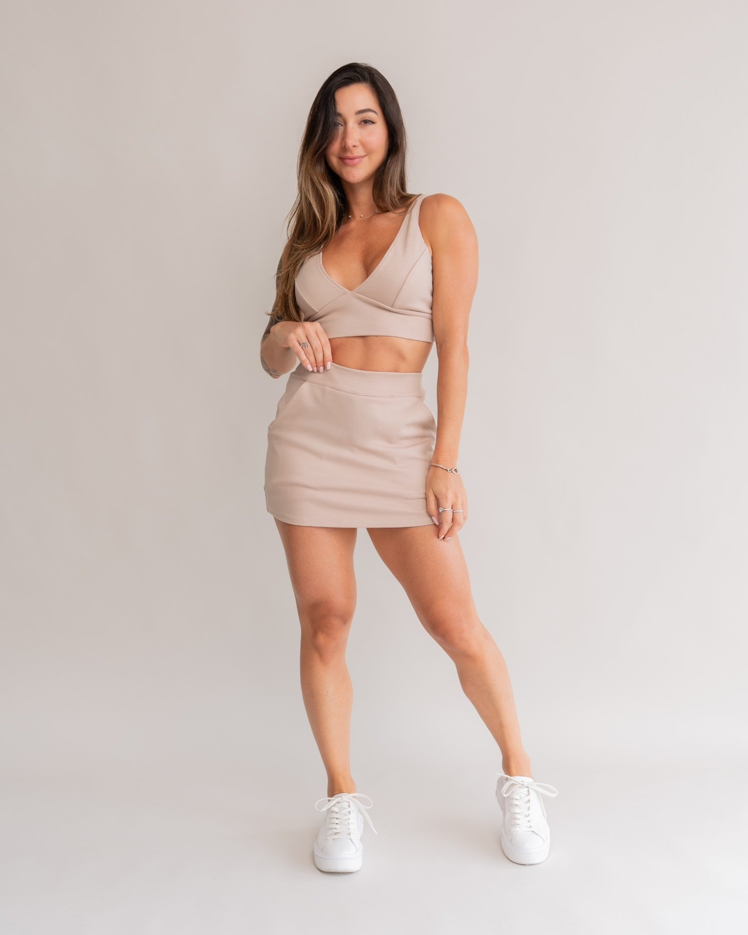 Short saia areia feminino look completo corpo inteiro tênis branco