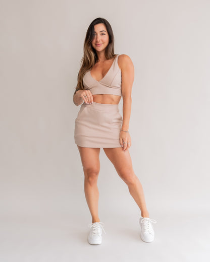 Short saia areia feminino look completo corpo inteiro tênis branco