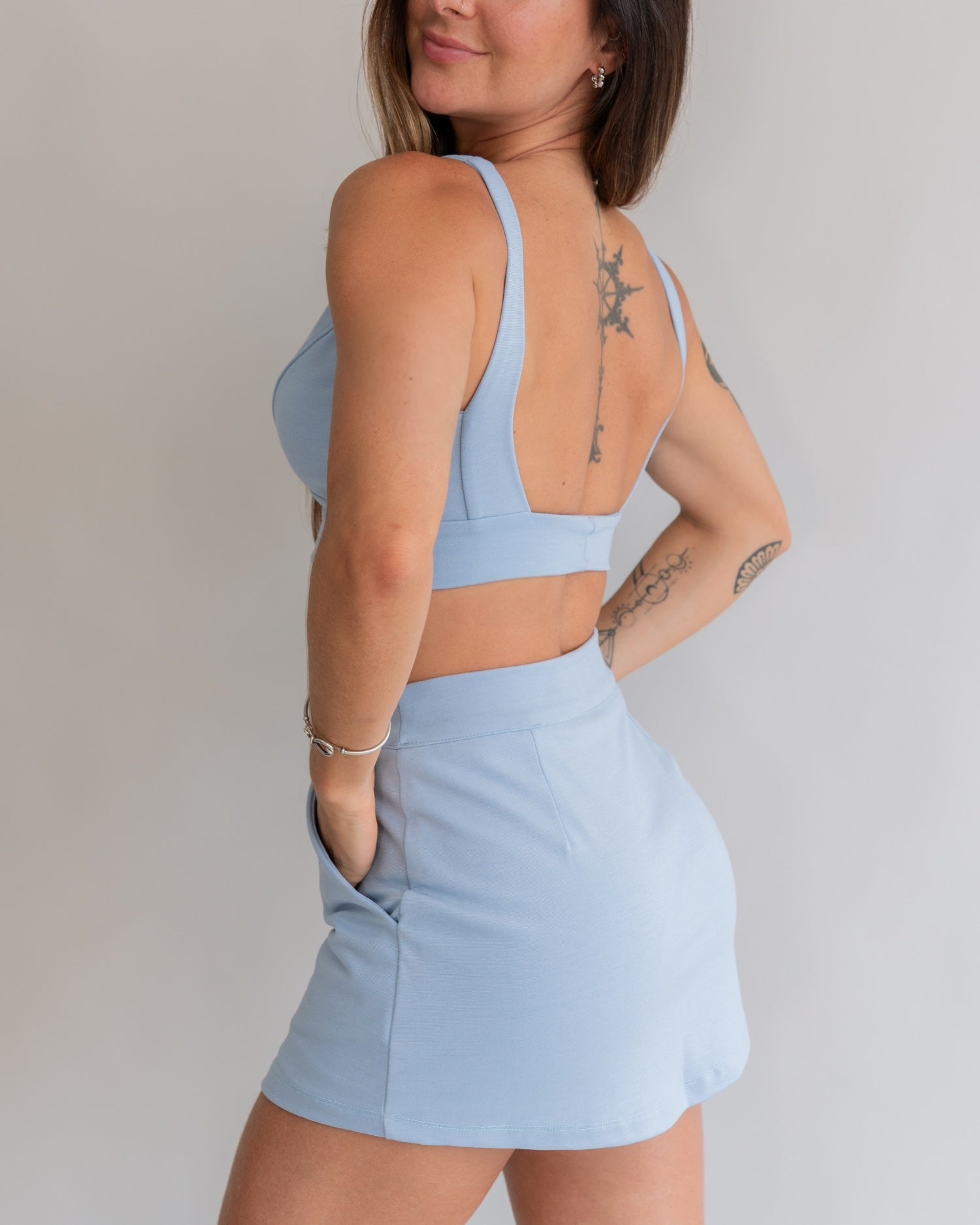 Saia curta azul claro feminino costas caimento encorpado look completo