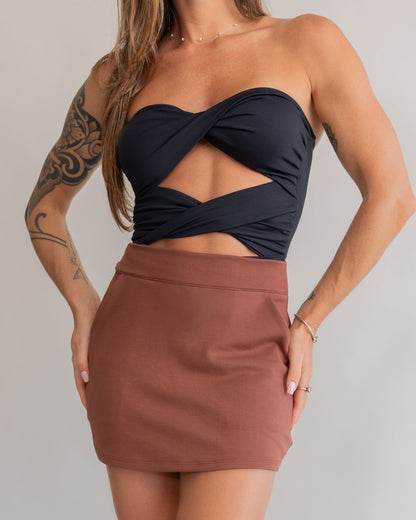 Saia curta marrom feminino look com body tomara que caia preto contraste