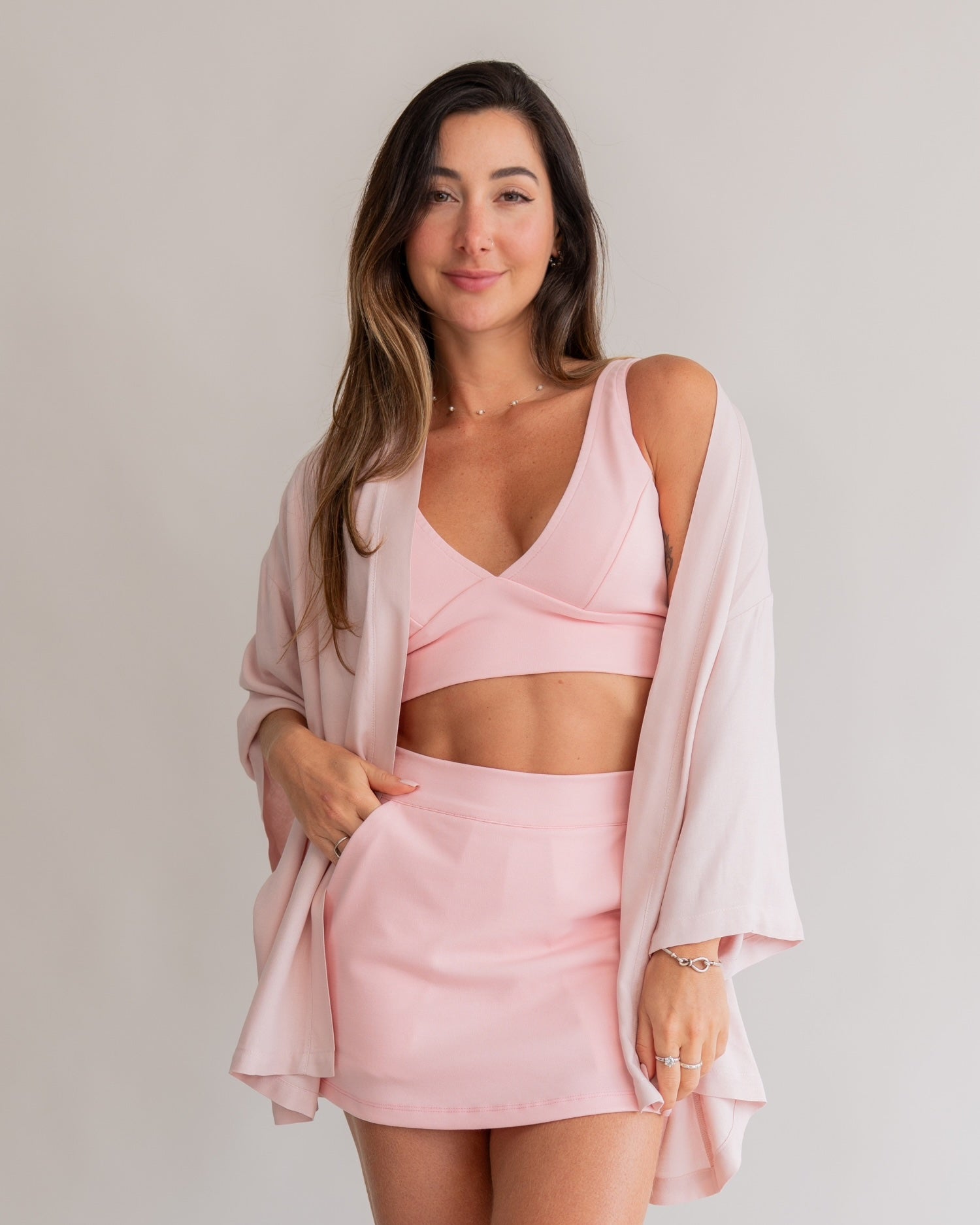 Short saia bliss rosa claro look com kimono rosa combinando