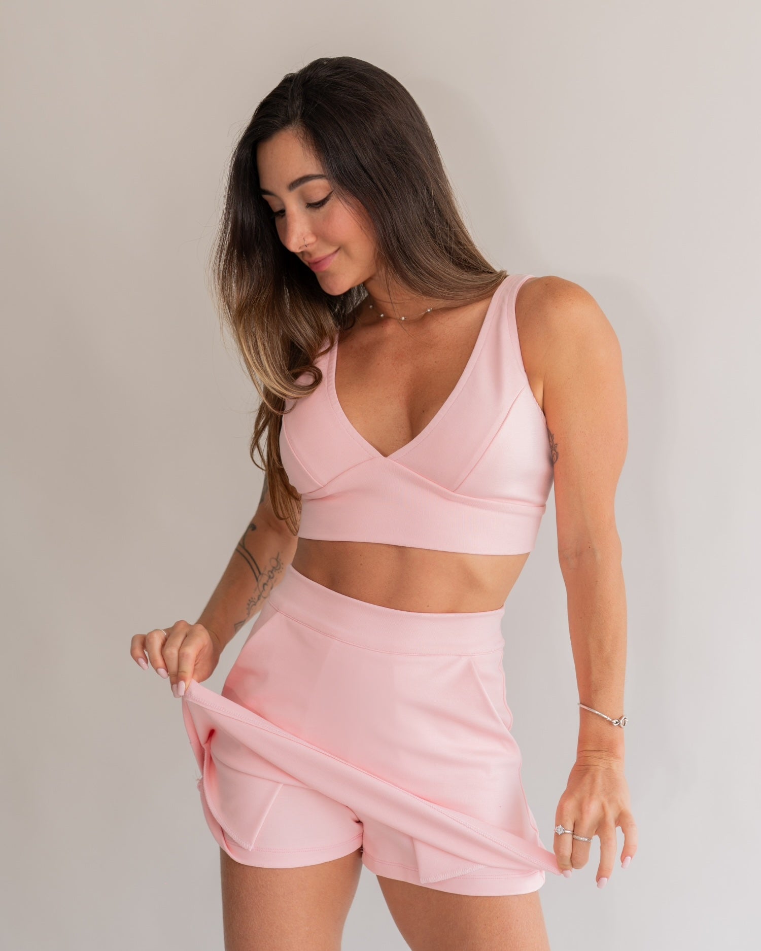 Saia curta rosa claro feminino detalhe bolso frontal cintura alta