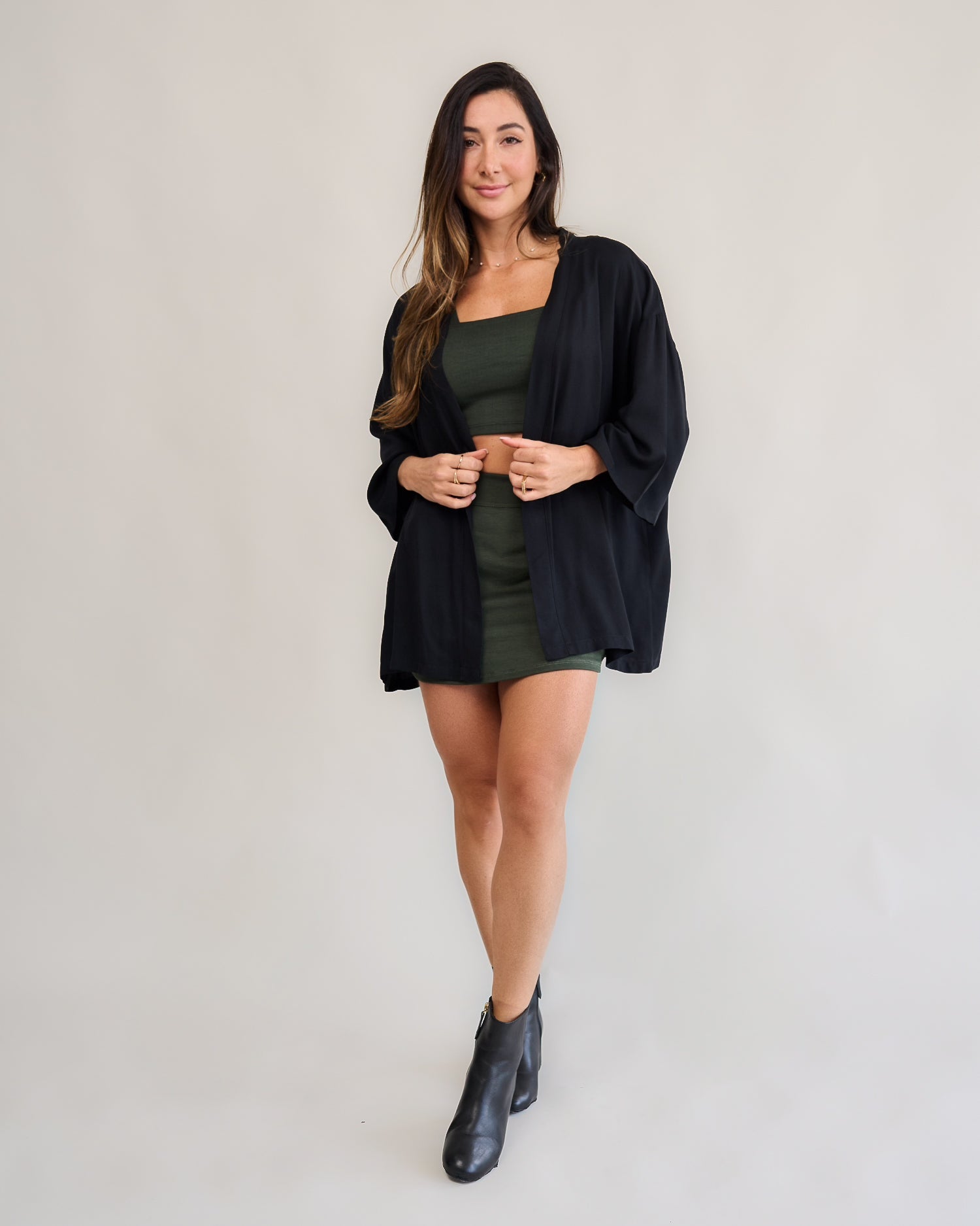 Saia curta verde militar feminino look elegante completo com kimino e bota
