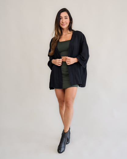 Saia curta verde militar feminino look elegante completo com kimino e bota