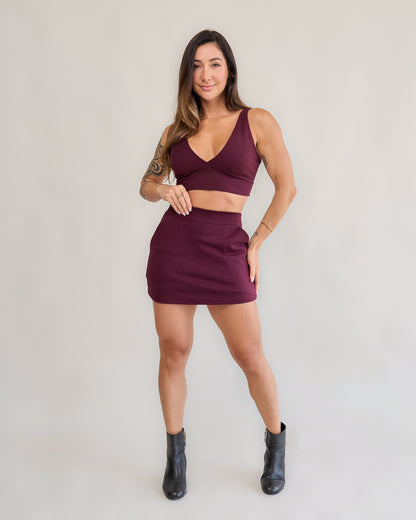 Saia short vinho feminino look sofisticado completo bota preta