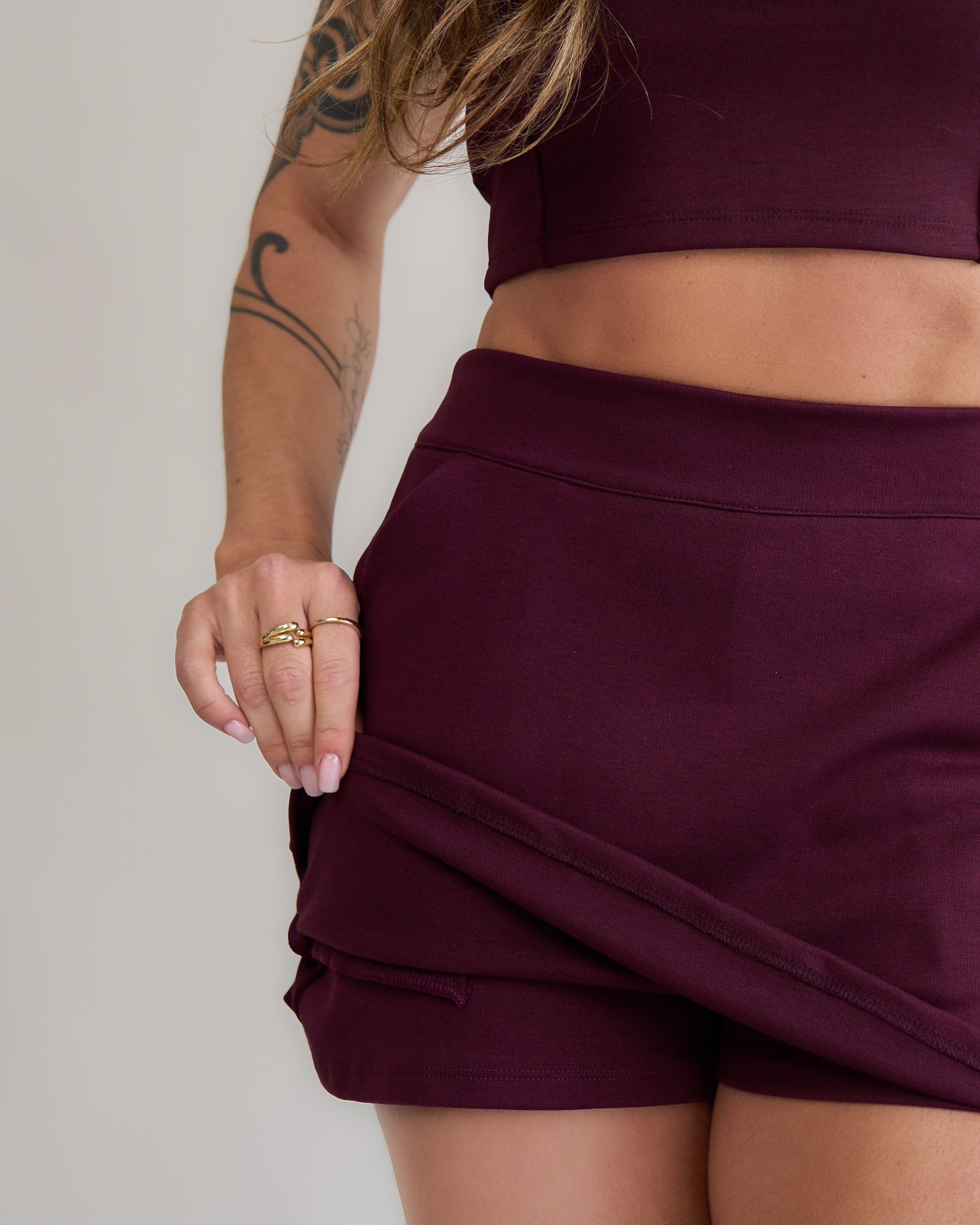 Saia short vinho feminino detalhe short embutido look casual