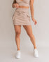 Short saia cargo areia feminino frente bolsos laterais cordão amarração tênis branco