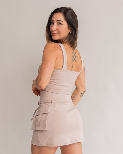 Saia curta cargo areia feminino look lateral costas conjunto top cargo areia