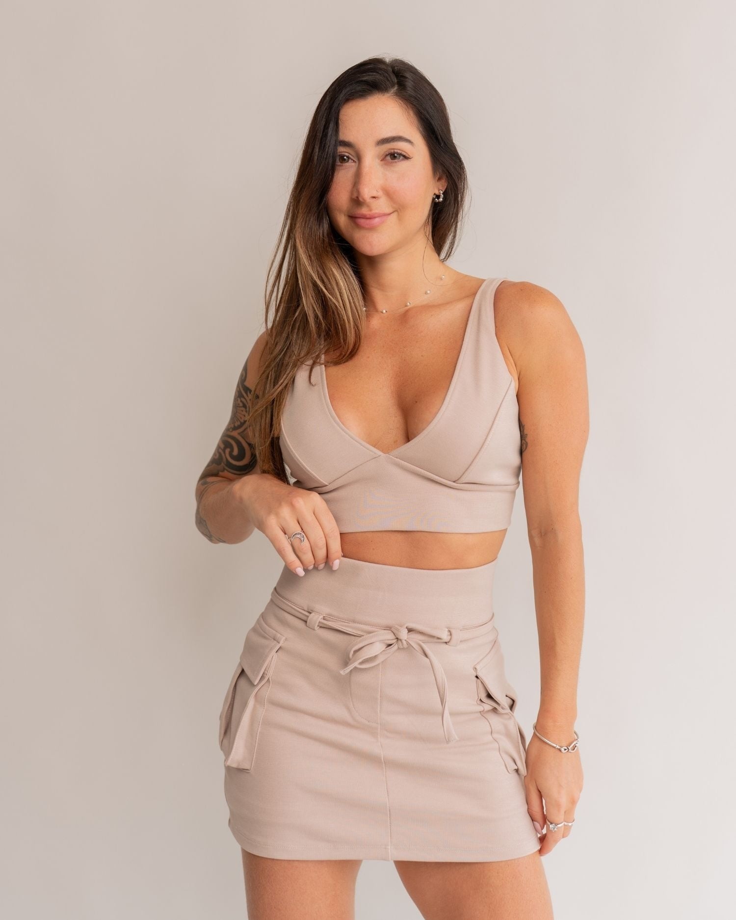 Saia curta cargo areia feminino detalhe bolso lateral cordão amarração close frontal
